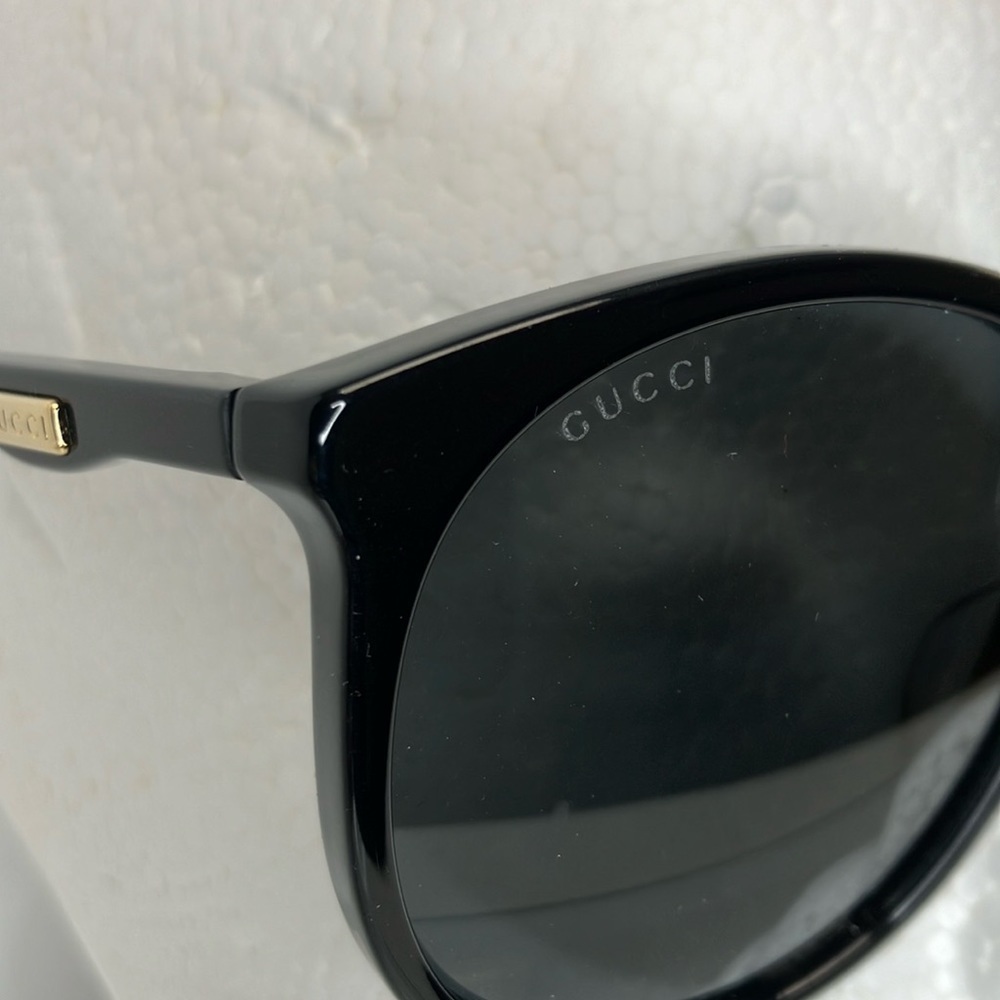 Gucci women black sunglasses and Gucci burgundy sunglass case - Picture 3 of 7